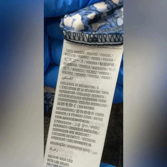 Women’s Abercrombie and Fitch top size medium blouse - Picture 4 of 4